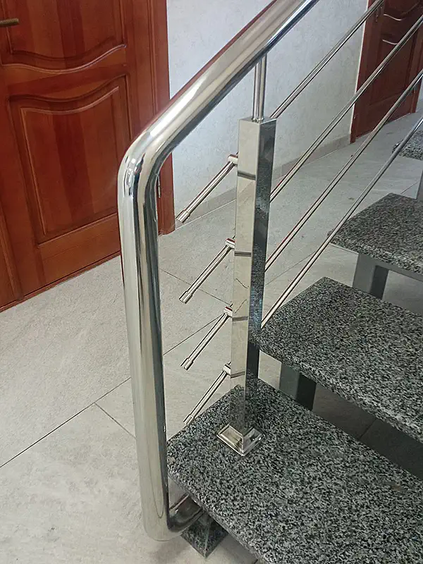 Перила на сходи в будинку. Перила на лестницу в доме