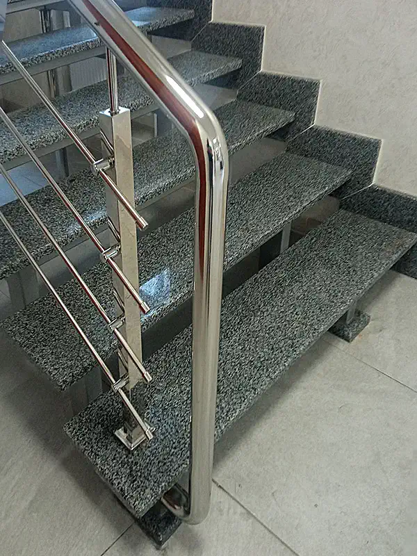 Перила на сходи в будинку. Перила на лестницу в доме