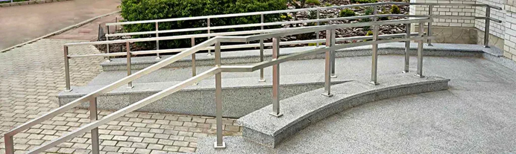 Перила на сходи і пандуси, Перила на лестницу и пандус