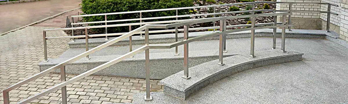 Перила на сходи і пандуси, Перила на лестницу и пандус
