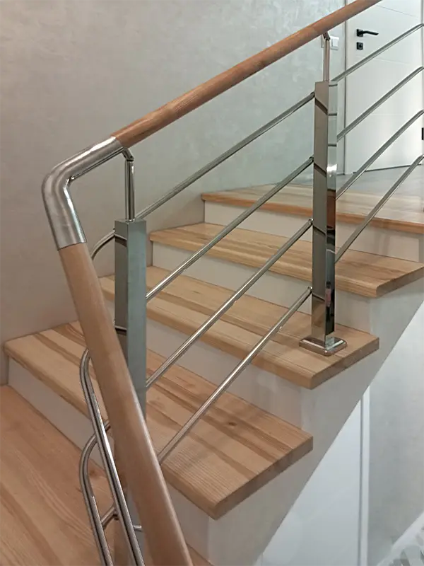 Перила на сходи, перила на сходові марші, перила нержавійка дерево