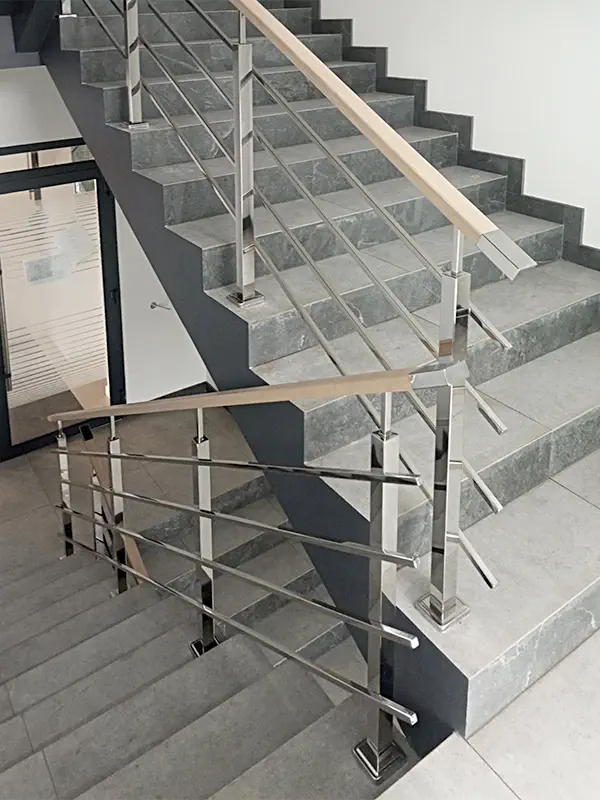 Перила на сходи, перила на сходові марші, перила нержавійка дерево