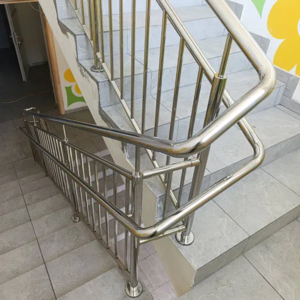 Перила з нержавійки, перила на сходи в школі