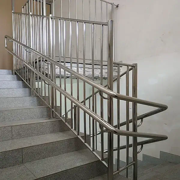 Перила з нержавійки, перила на сходи в школі